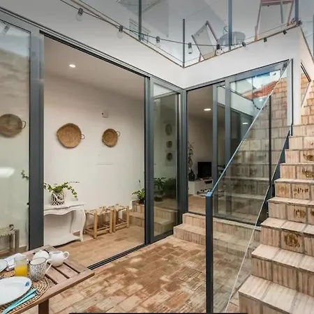 Traditional Townhouse With Private Patio And Pool Будинок відпочинку *