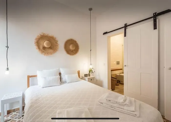 Traditional Townhouse With Private Patio And Pool 別荘 ポルティマン