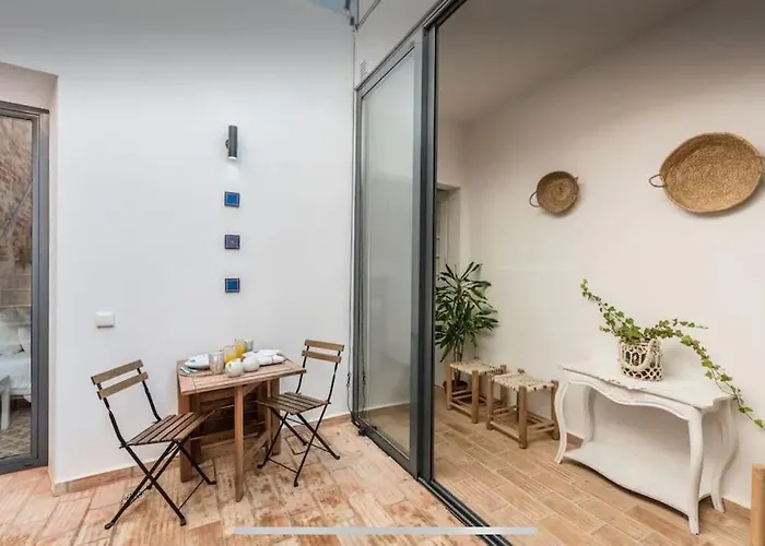 Будинок відпочинку Traditional Townhouse With Private Patio And Pool