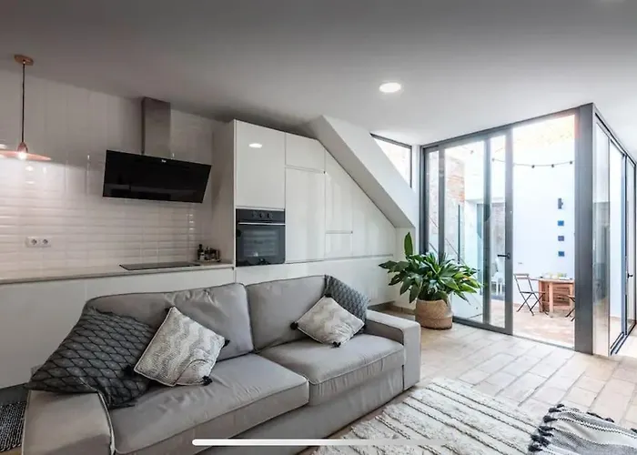 Будинок відпочинку Traditional Townhouse With Private Patio And Pool *