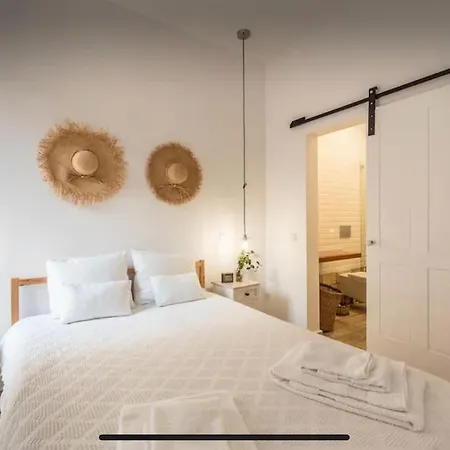 Traditional Townhouse With Private Patio And Pool Hébergement de vacances Portimão