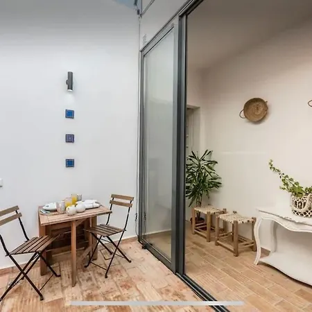 Hébergement de vacances Traditional Townhouse With Private Patio And Pool