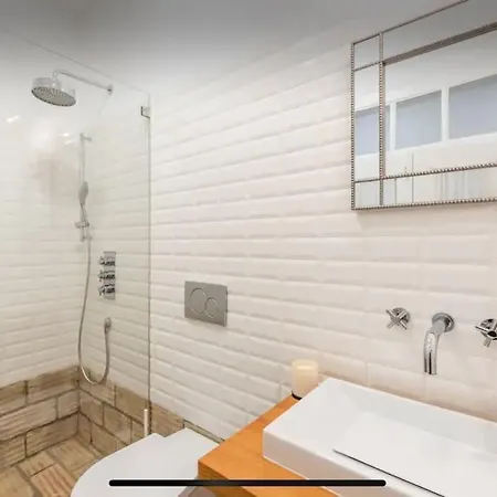 Hébergement de vacances Traditional Townhouse With Private Patio And Pool *